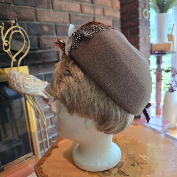 Lucille - Vintage Brown Felt Hat with Feathers & a Bow - Picture 4 of 11